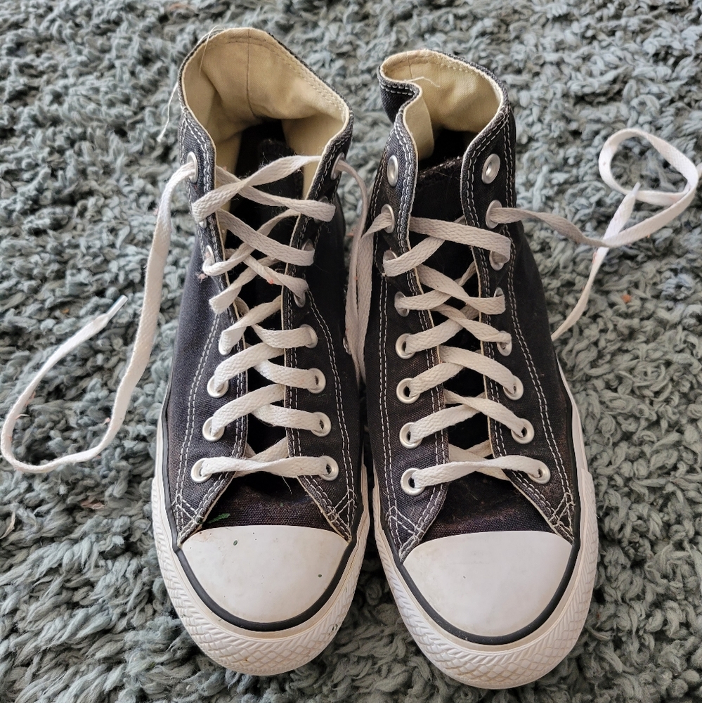 Black converse women's 9 men's 7